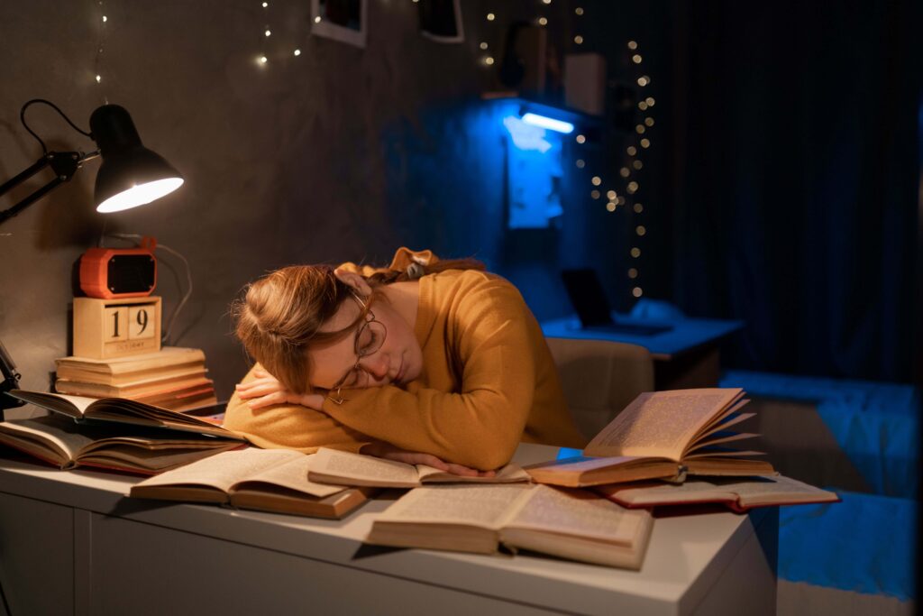 HOEM - Sleep in the City that Never Sleeps: How to Rest Well in a Busy Environment