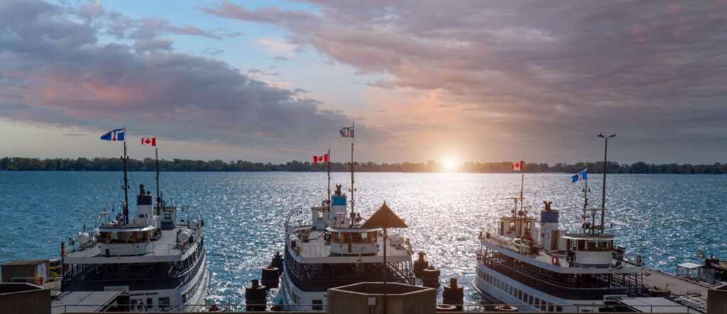 Ferries to Toronto Islands.